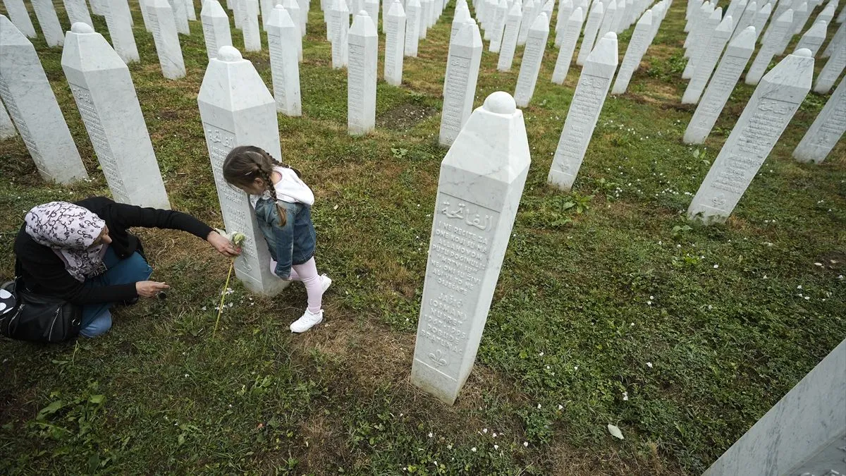 Potočari: Tihi oproštaj djevojčice do djeda koji nije dočekao njene zagrljaje
