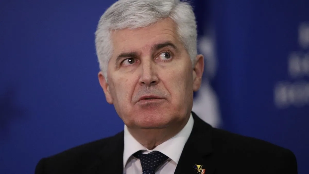Najmanje dvije zastave zabranio je Ustavni sud. Jedna od njih je zastava "Herceg Bosne", koja je uredno ispred nosa Dragana Čovića!