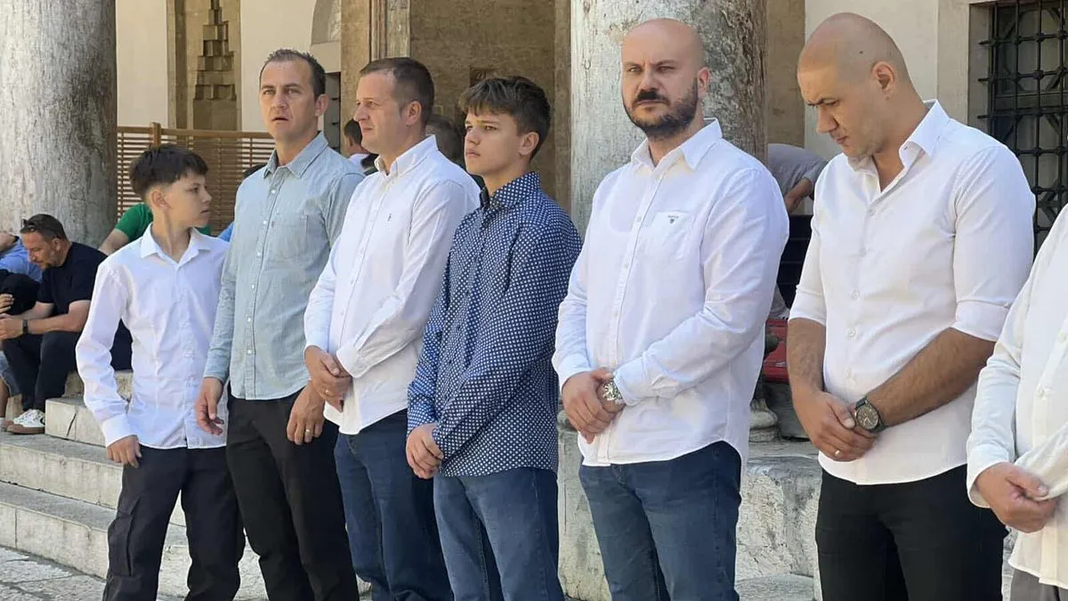 U haremu Begove džamije klanjana dženaza generalu ARBiH Halilu Brzini: Danas ukop u Tekiji 'Stolac'