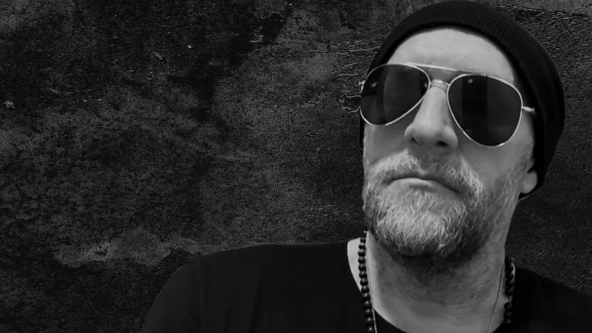 Sirovi tekst i izražajna muzika u pjesmi ‘Bez igdje ikoga’ prate i snažni vizuali u video spotu.