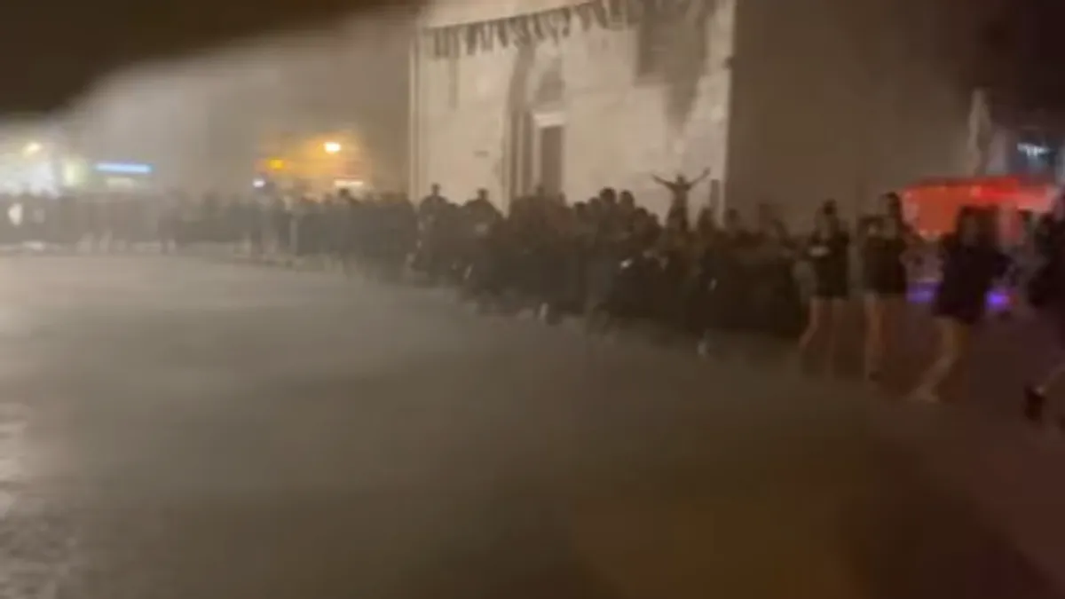 Subotnju večer obilježili su izraženi pljuskovi širom zemlje, a meteorolozi su za određena područja izdali najviši stepen upozorenja.