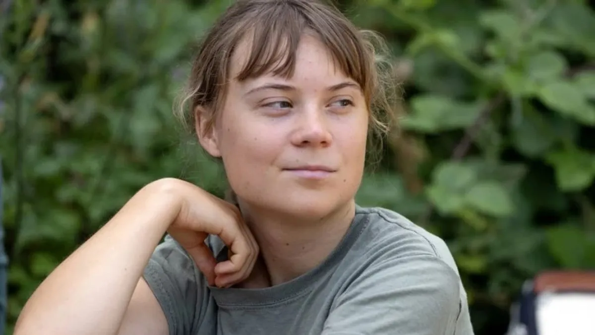 Pojašnjeno je da je Thunberg uhapšena jer je nosila tablu u znak podrške zabranjenoj ogranizaciji - Palestinska akcija, što je protivno Zakonu o terorizmu iz 2000. godine.