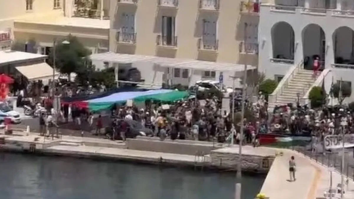 Trajekt koji je krenuo iz Tel Aviva u nedjelju, a potom se zaustavio na Rodosu prije dolaska na Syros, trebao je putnicima omogućiti iskrcavanje