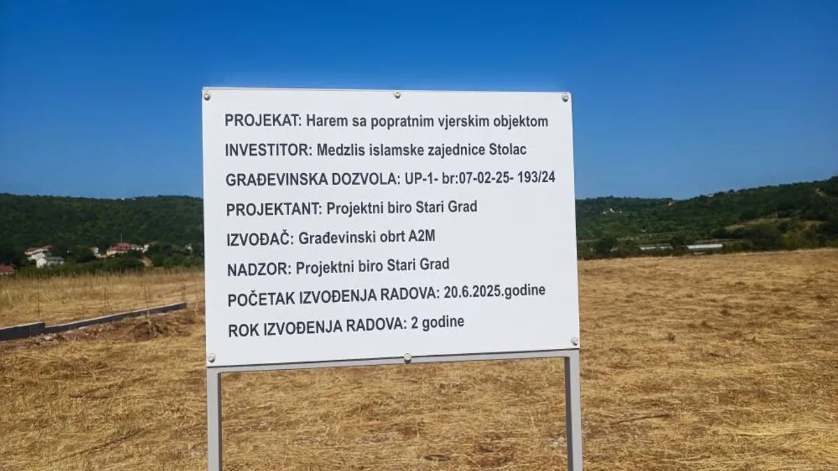 Kako se pojašnjava, sistemski se u kontinutetu provodi vjerska diskriminacija koja je zabranjena.