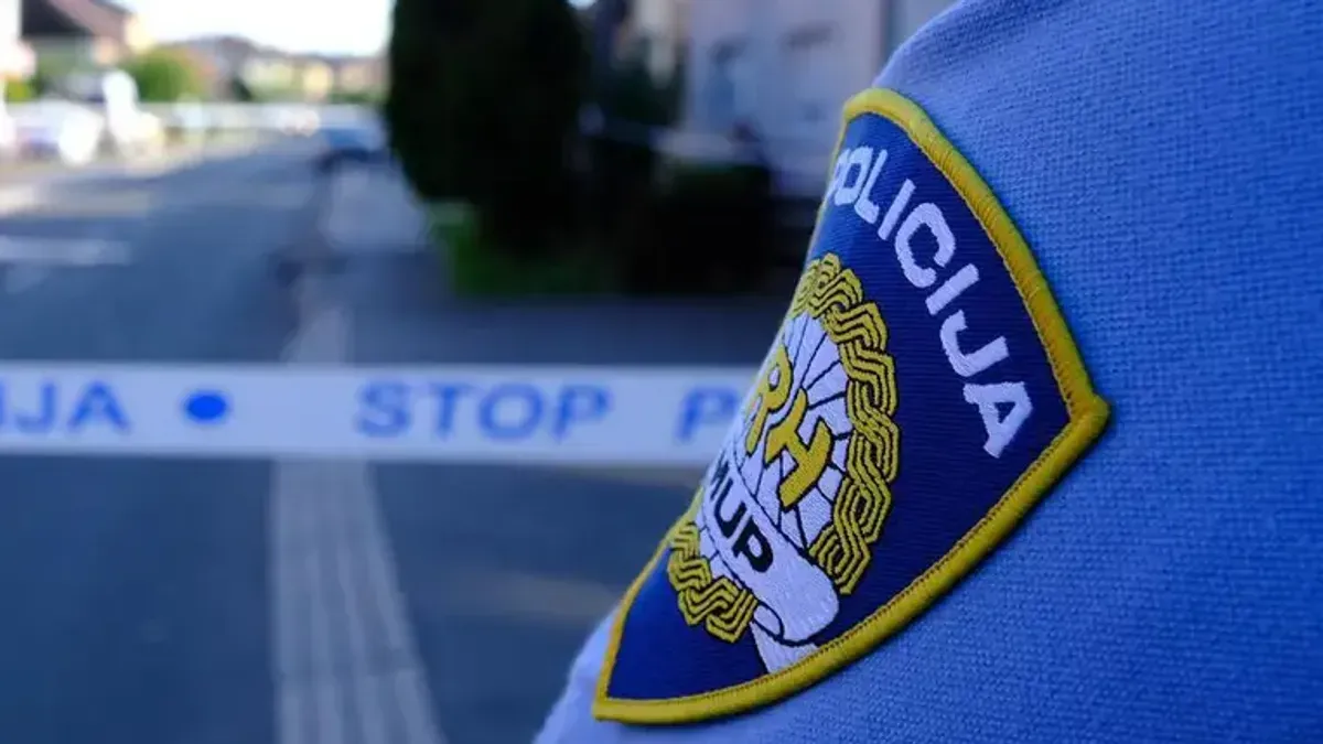 Istraga je u toku, a policija za sada ne iznosi detalje ni identitet počinitelja. 