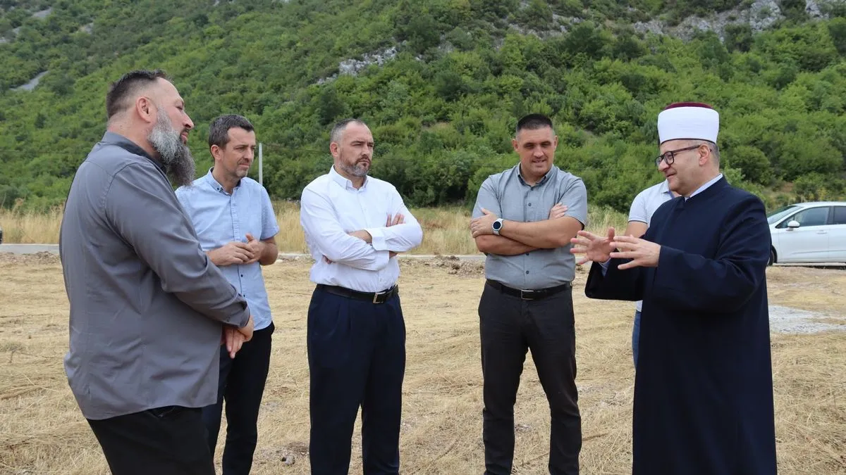 On se nije želio upuštati u kvalifikacije motiva s političkom pozadinom, ističući da će se rukovoditi isključivo administrativno-pravnim procedurama