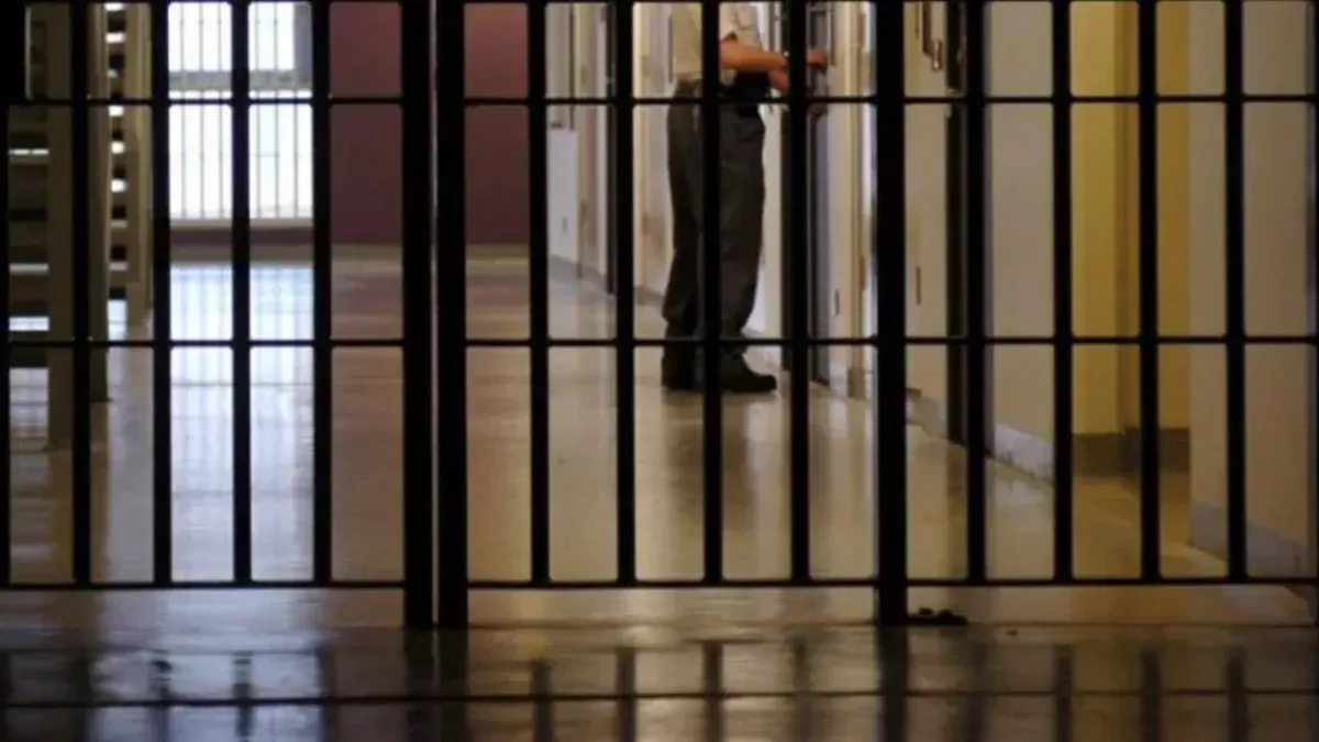 Pokazao je upornost u počinjenju kaznenog djela jer se dva puta vraćao u prostoriju u kojoj je na podu ležao teško povrijeđeni policajac i zadavao mu ubode nožem