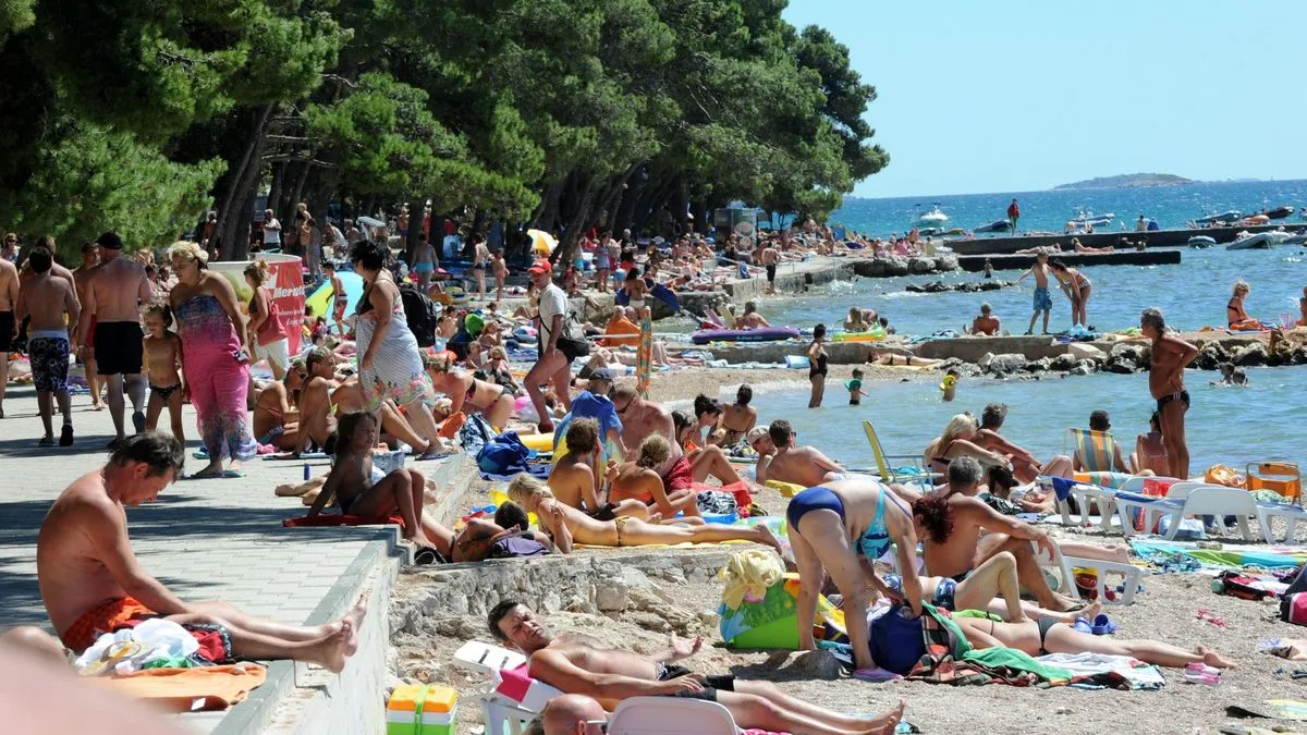 Špica nam je ovog ljeta trajala samo dva dana, a gostiju nema toliko puno što dokazuju večernji sati.