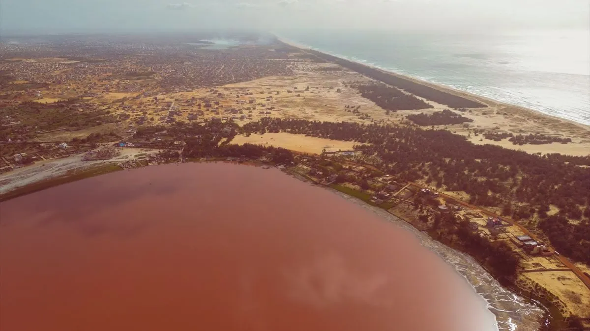 Obilne kiše i poplave u Dakaru i okolini 2022. godine uzrokovale su da Lac Rose pozeleni