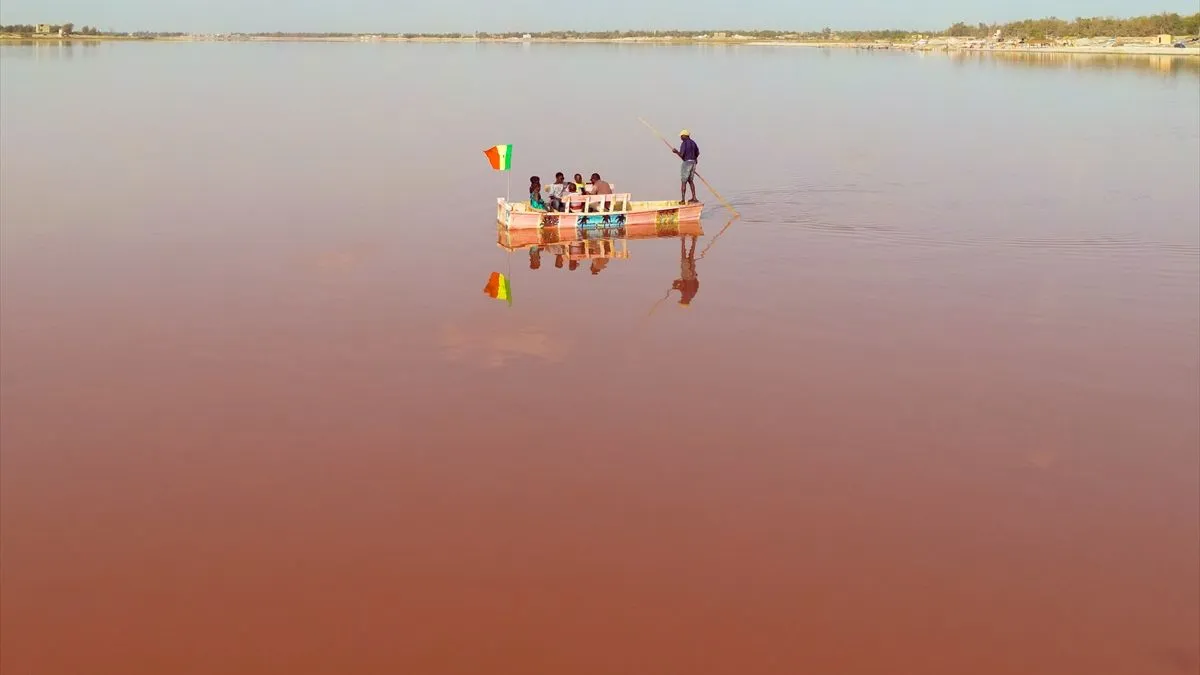 Obilne kiše i poplave u Dakaru i okolini 2022. godine uzrokovale su da Lac Rose pozeleni