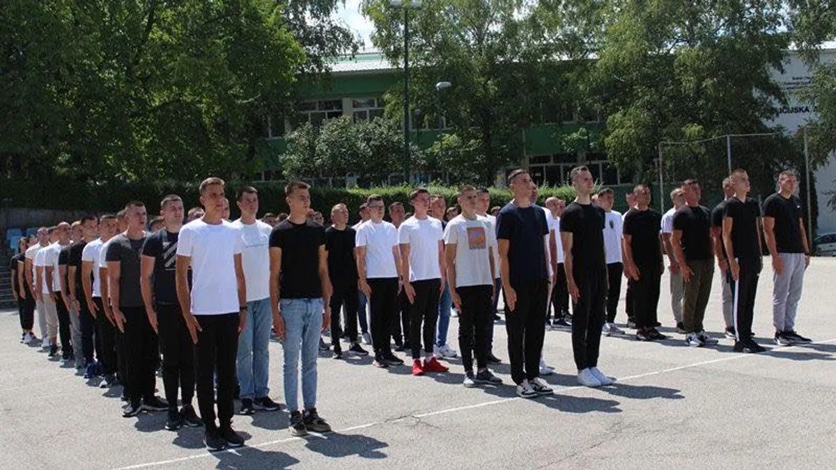 Direktor Policijske akademije FMUP-a Ervin Mušinović poželio je kadetima puno uspjeha u savladavanju osnovne policijske obuke