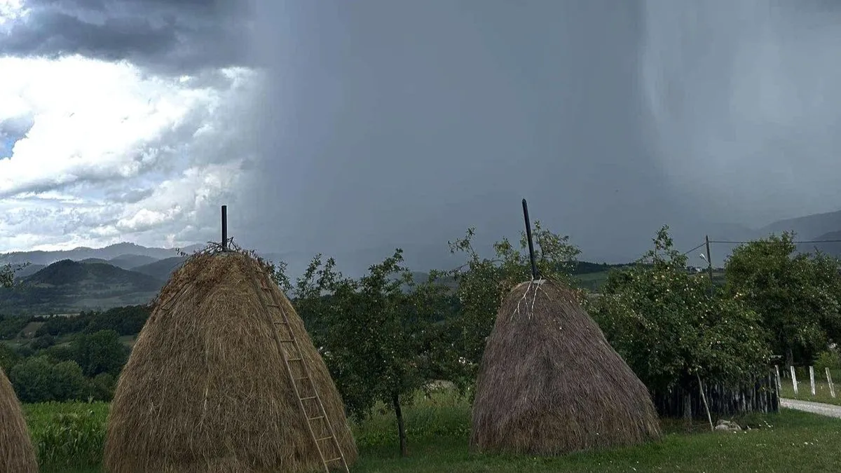 Uticajem nove ciklone, u naredna dva dana kiša i pljuskovi sa grmljavinom širom zemlje uz nešto rasprostranjenije padavine koje bi zahvatile većinu krajeva.