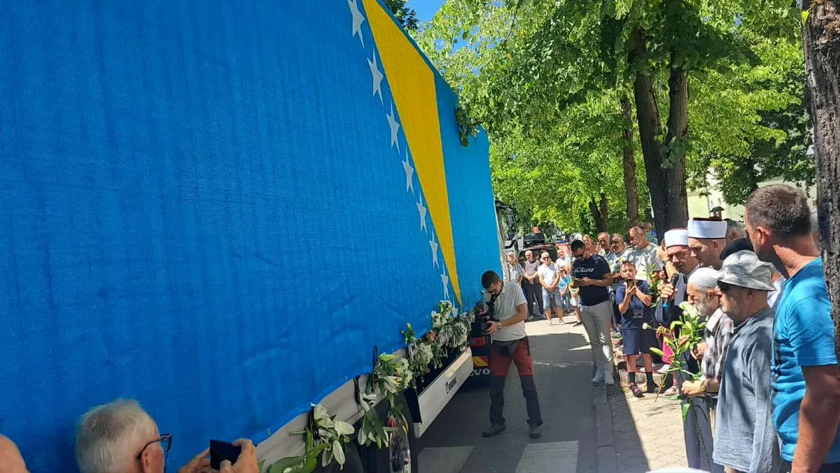 Pozivam prije svega institucije BiH da inteziviraju proces koji tretiraju ratne zločine na području doline rijeke Sane, Prijedora, Ključa i Sanskog Mosta, naveo je Musić