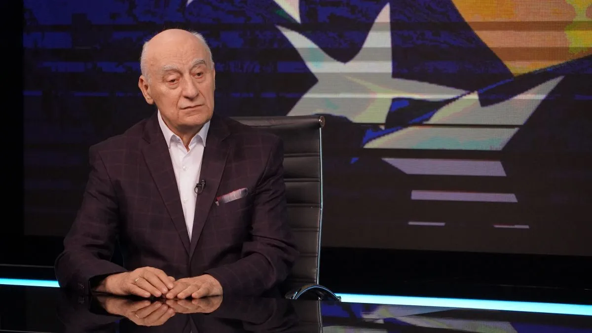 Kozar se osvrnuo na Nikolu Špirića, predsjedavajućeg Doma naroda BiH, za kojeg je kazao da ima najdugovječniji staž u Parlamentu od trenutnih delegata. 