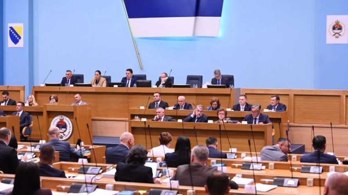 U Narodnoj skupštini RS upravo je okončana pauza data na zahtjev zastupnika Đorđa Vučinića "zbog novonastale situacije u vezi sa odsustvom predsjednika NSRS Nenada Stevandića".