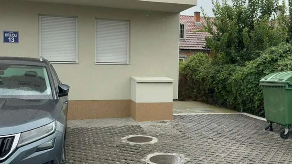 Muškarac ranjen dok je izlazio iz auta, doktori mu se bore za život