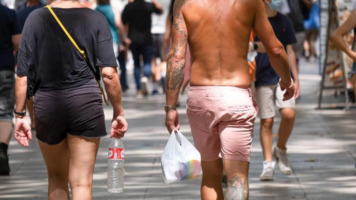 Turisti koji se zadržavaju na javnim površinama s prtljagom, opremom za piknik ili zvučnicima također mogu dobiti kaznu,  od 25 do 500 eura, zavisno o prekršaju.