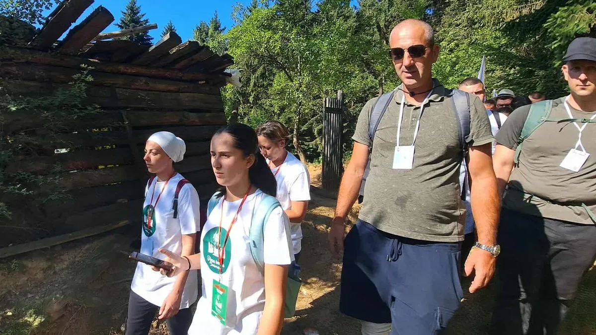 Oni se nalaze na trasi takozvanog puta spasa, odnosno smrti, kojim su u julu 1995. godine prolazili Bošnjaci u borbi za svoj život