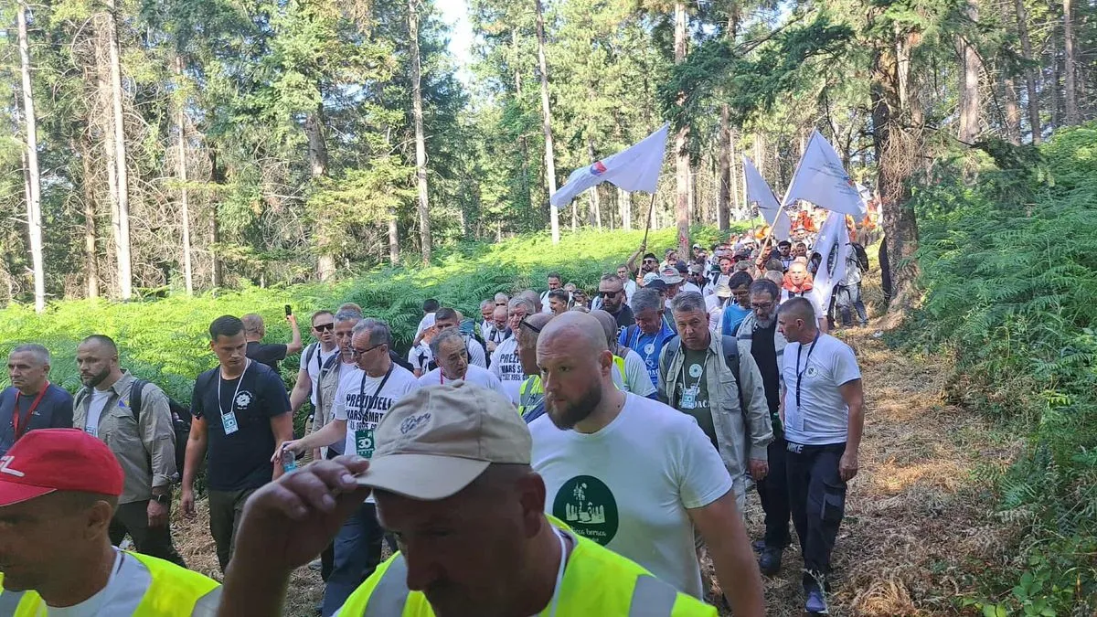 Oni se nalaze na trasi takozvanog puta spasa, odnosno smrti, kojim su u julu 1995. godine prolazili Bošnjaci u borbi za svoj život