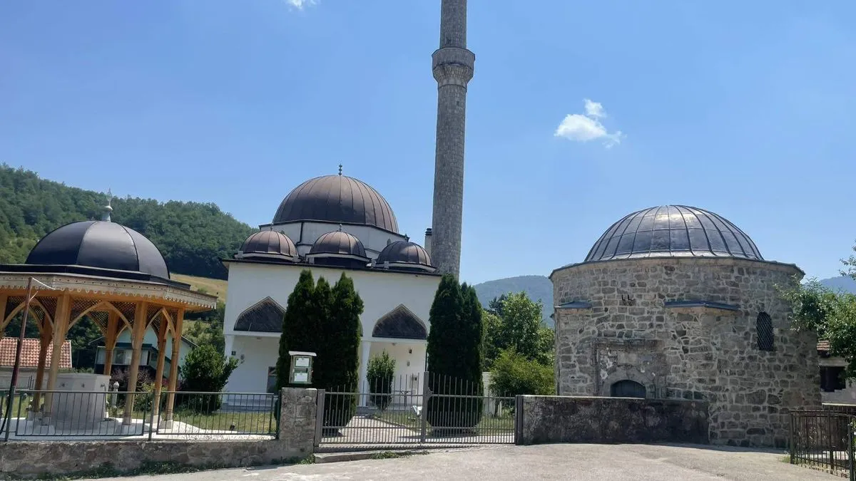 Prema riječima imama Edis-ef. Šahovića, tada su zatekli garež i kamen svoje džamije razbacan po haremu...