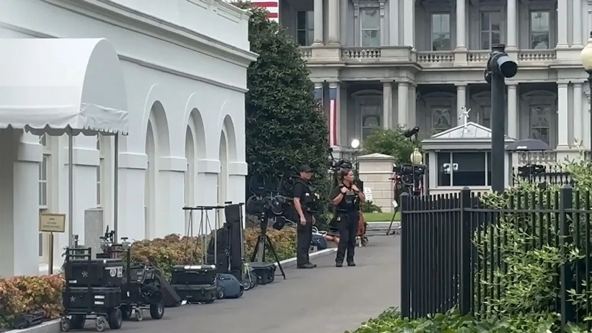 Novinari koji su se zatekli na licu mjesta upućeni su u sobu za brifing James S. Brady.