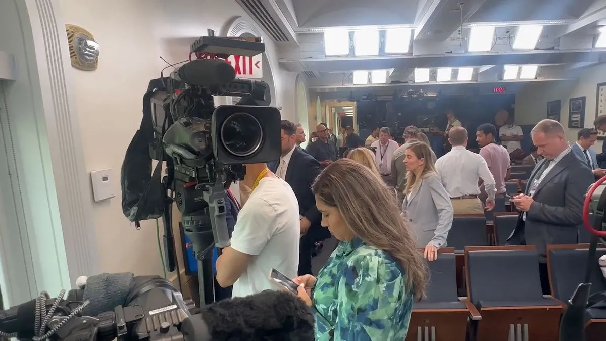 Novinari koji su se zatekli na licu mjesta upućeni su u sobu za brifing James S. Brady.