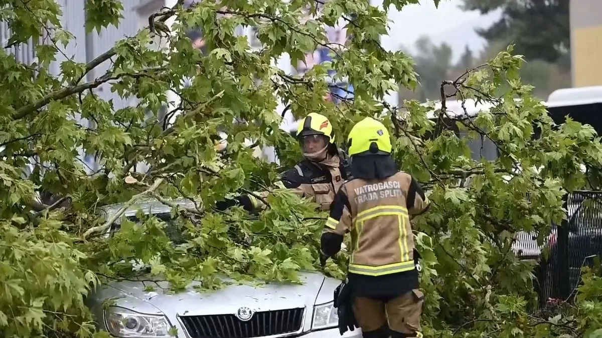 Zbog intenzivnog saobraćaja, u većim gradovima, na obilaznicama i pojedinim pravcima autoputeva bilježe se gužve i povremeni zastoji.