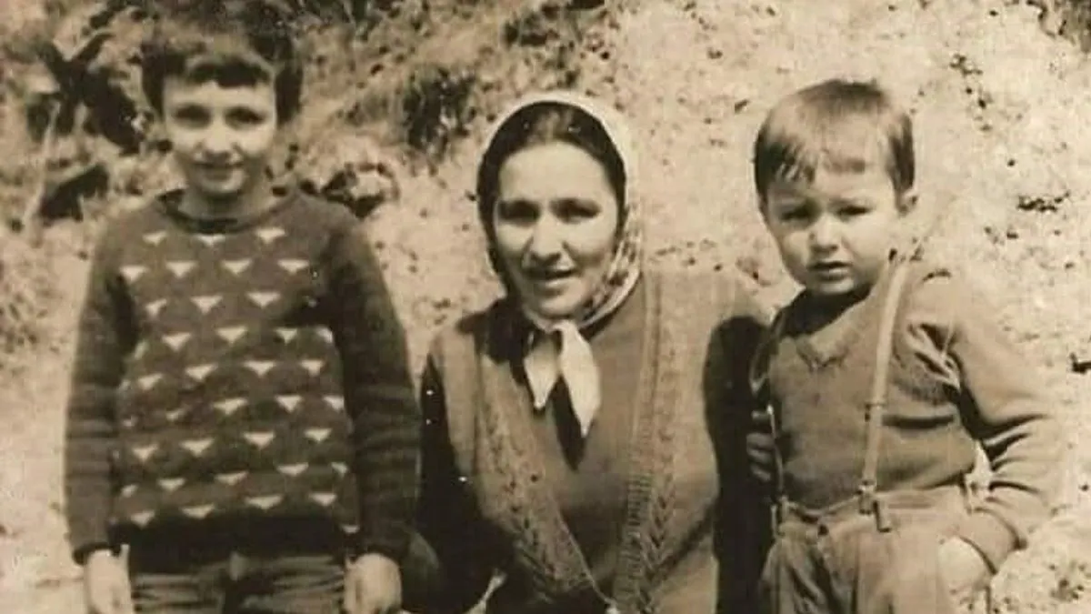 Nakon što su Saudina srpski vojnici odvojili i nisu mu dali da uđe u autobus sa majkom, njegov djed Hamed, koji je već bio ušao u autobus, molio je da mu puste unuka