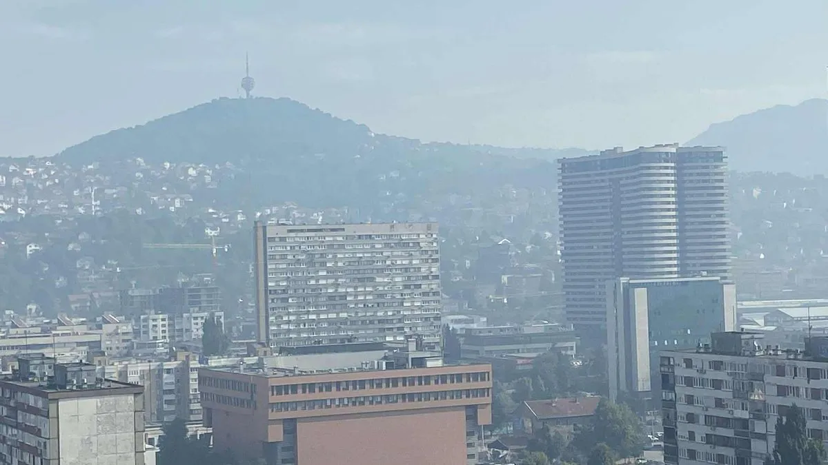 Građani su ogorčeni što uništava biljni i životinjski svijet, te strepe od 'ekološke bombe' koja bi mogla utjecati i na zdravlje stanovnika. 