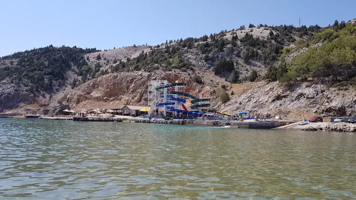 Kako navodi, cijeli dan mu zvoni telefon, ali teško nalazi riječi da opiše situaciju koja je pogodila kako djelatnike tako i cijelu lokalnu zajednicu.
