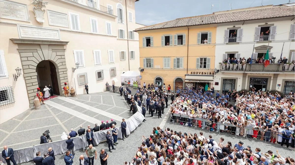 Dok nastavlja svoj ljetni odmor u Castel Gandolfu, papa Lav XIV pridružio se hodočasnicima koji su došli u grad na vrhu brda u blizini Rima