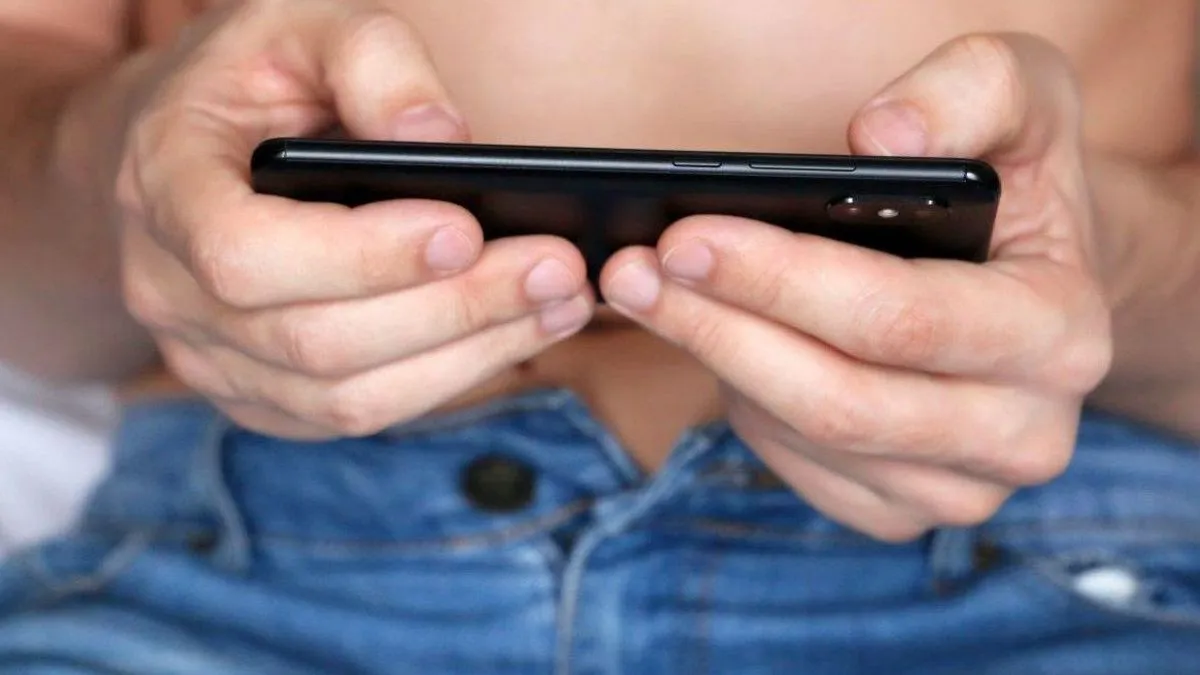 Sumnja se da je I.B. krivično djelo počinio na način što je kao korisnik naloga na društvenoj mreži Instagram, upućivao poruke neprimjerene sadržine 