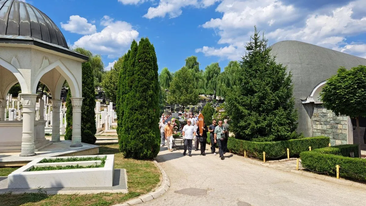 Prisutni su se u tišini i dostojanstvu oprostili od umjetnika čije su uloge u filmovima, predstavama i monodramama ostavile dubok trag u bosanskohercegovačkoj kulturi