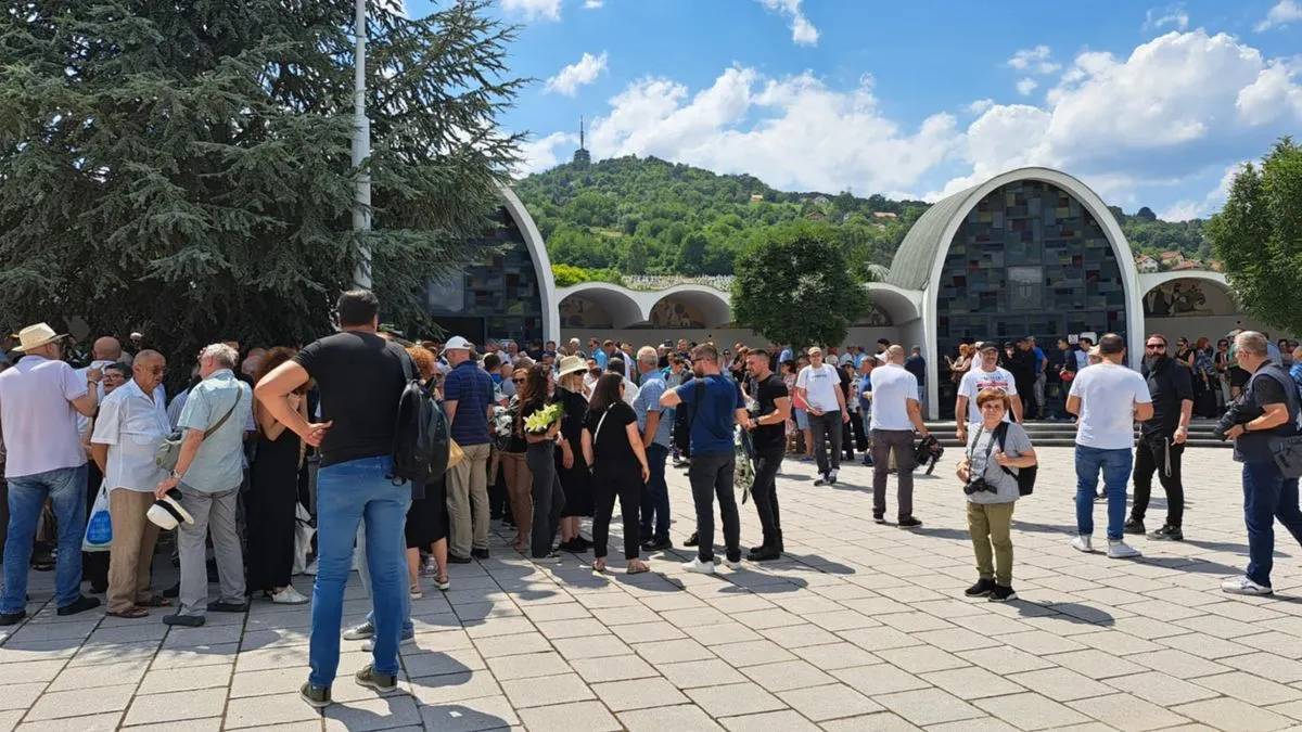 Prisutni su se u tišini i dostojanstvu oprostili od umjetnika čije su uloge u filmovima, predstavama i monodramama ostavile dubok trag u bosanskohercegovačkoj kulturi