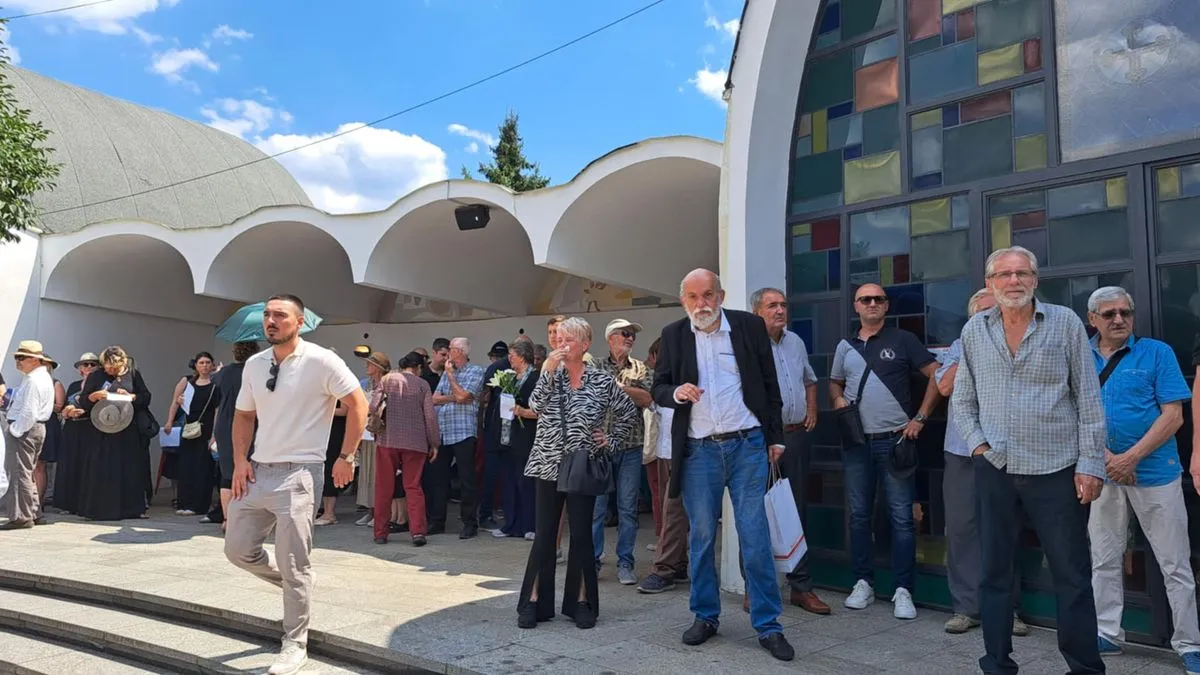 Prisutni su se u tišini i dostojanstvu oprostili od umjetnika čije su uloge u filmovima, predstavama i monodramama ostavile dubok trag u bosanskohercegovačkoj kulturi