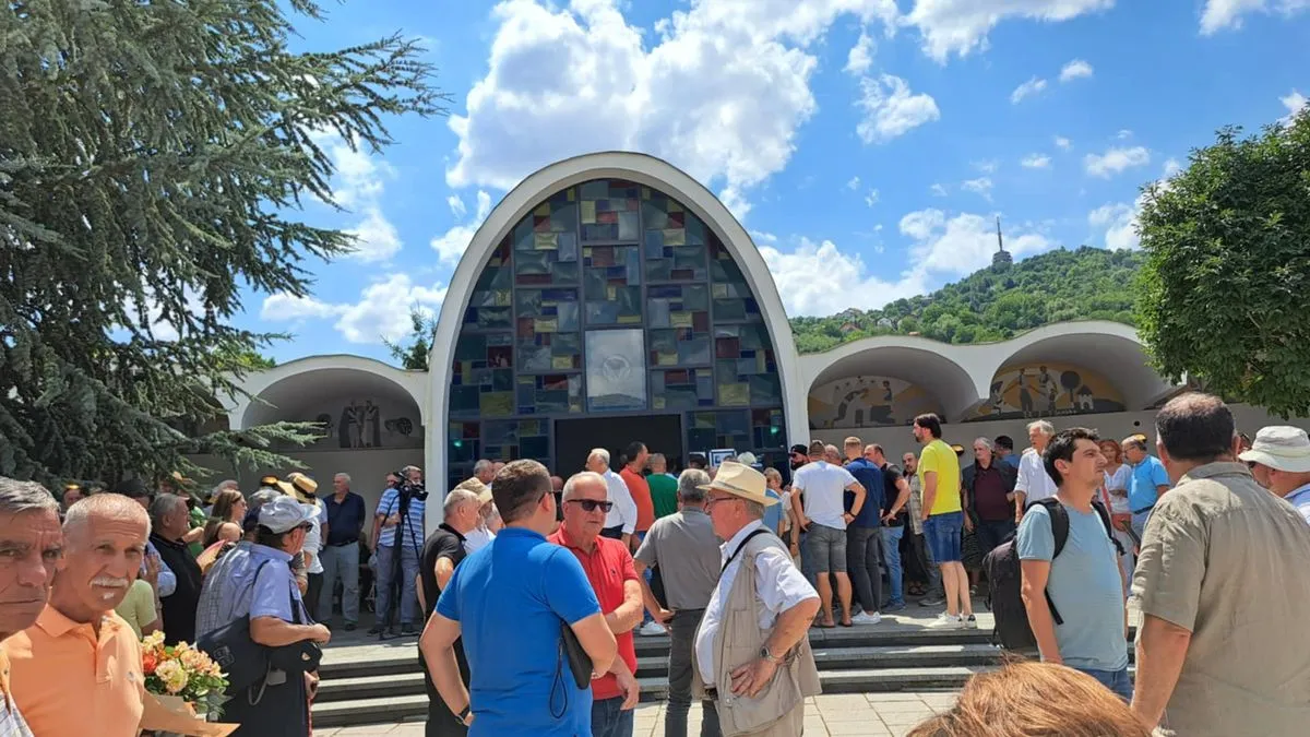 Prisutni su se u tišini i dostojanstvu oprostili od umjetnika čije su uloge u filmovima, predstavama i monodramama ostavile dubok trag u bosanskohercegovačkoj kulturi