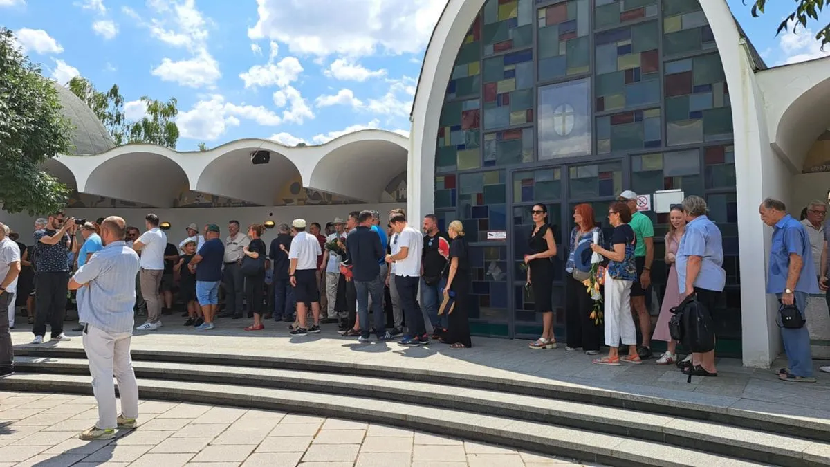 Prisutni su se u tišini i dostojanstvu oprostili od umjetnika čije su uloge u filmovima, predstavama i monodramama ostavile dubok trag u bosanskohercegovačkoj kulturi