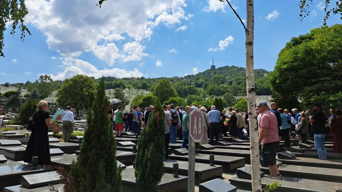 Prisutni su se u tišini i dostojanstvu oprostili od umjetnika čije su uloge u filmovima, predstavama i monodramama ostavile dubok trag u bosanskohercegovačkoj kulturi