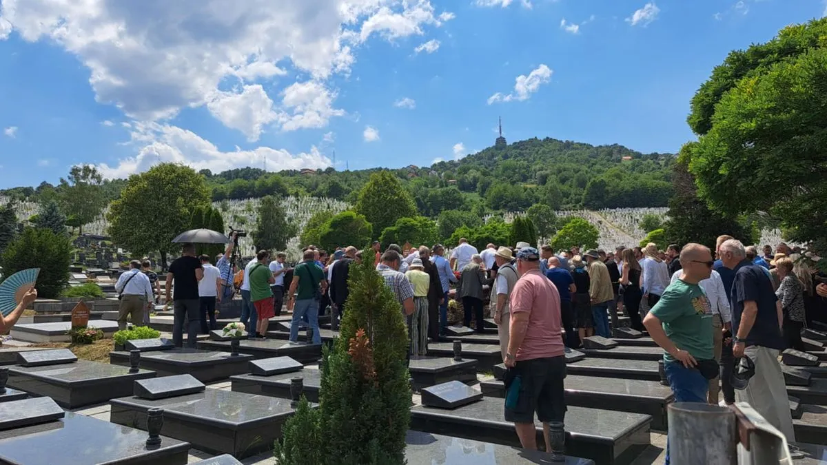 Prisutni su se u tišini i dostojanstvu oprostili od umjetnika čije su uloge u filmovima, predstavama i monodramama ostavile dubok trag u bosanskohercegovačkoj kulturi