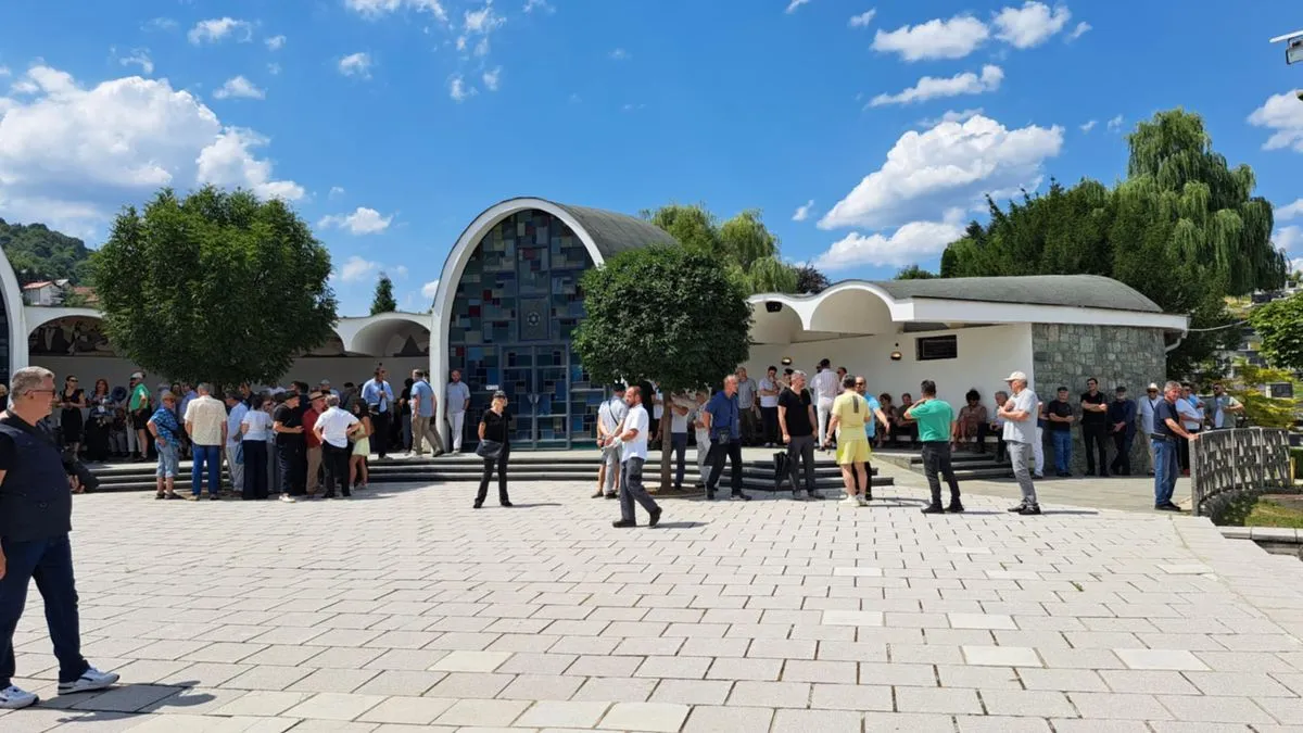 Prisutni su se u tišini i dostojanstvu oprostili od umjetnika čije su uloge u filmovima, predstavama i monodramama ostavile dubok trag u bosanskohercegovačkoj kulturi