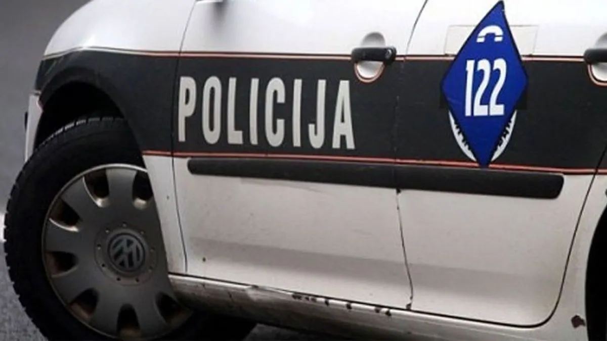 Povrijeđeni policijski službenik prevezen je u bolnicu gdje mu je ukazana medicinska pomoć