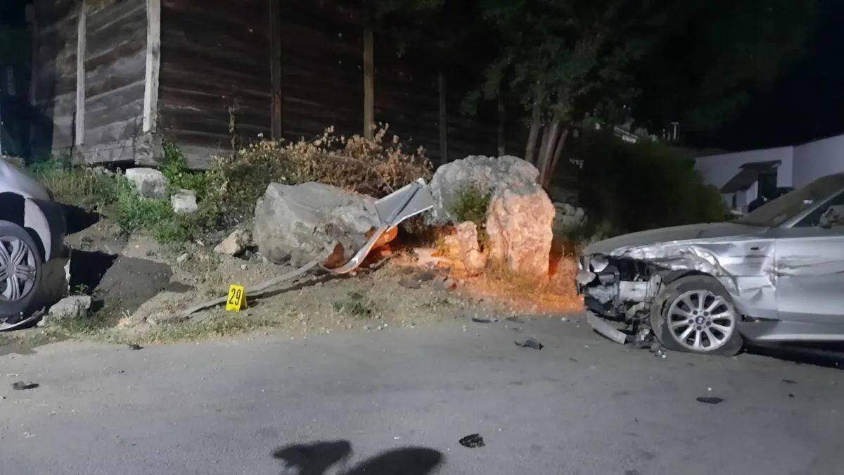 Pijani vozač BMW-a uništio automobile, znakove i ograde na kućama: Napuhao dva promila