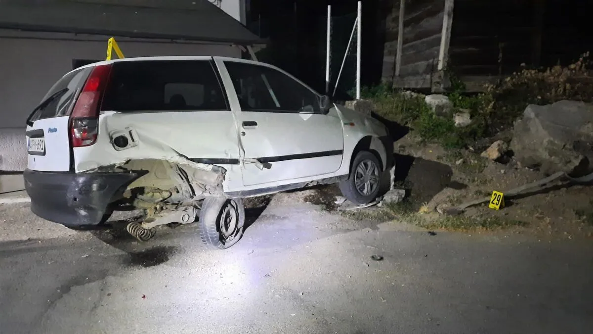 Alkotestiranjem je utvrđeno da vozač ima preko 2 promila alkohola u krvi, zbog čega je odmah zadržan u policijskoj stanici do otriježnjenja