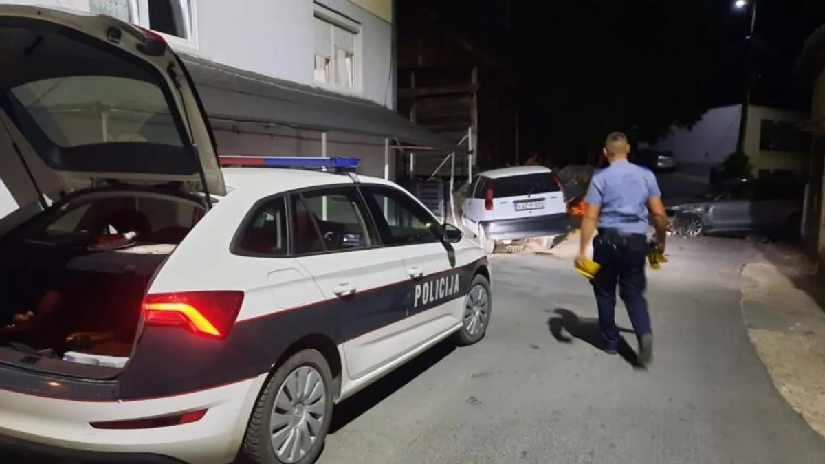 Alkotestiranjem je utvrđeno da vozač ima preko 2 promila alkohola u krvi, zbog čega je odmah zadržan u policijskoj stanici do otriježnjenja