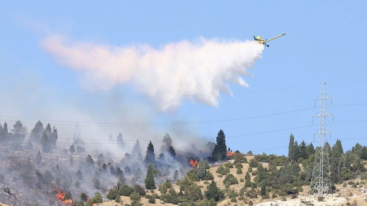 Air-tractor je djelovao četiri puta na požarištu na Gubavici na području grada Mostara i pet puta na požarištu na Hodovu na području Stoca