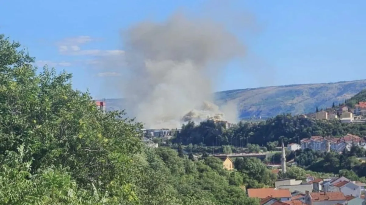 Veliki požar u industrijskoj zoni u Mostaru: Vatra zahvatila prostor kompanije, vatrogasci na terenu