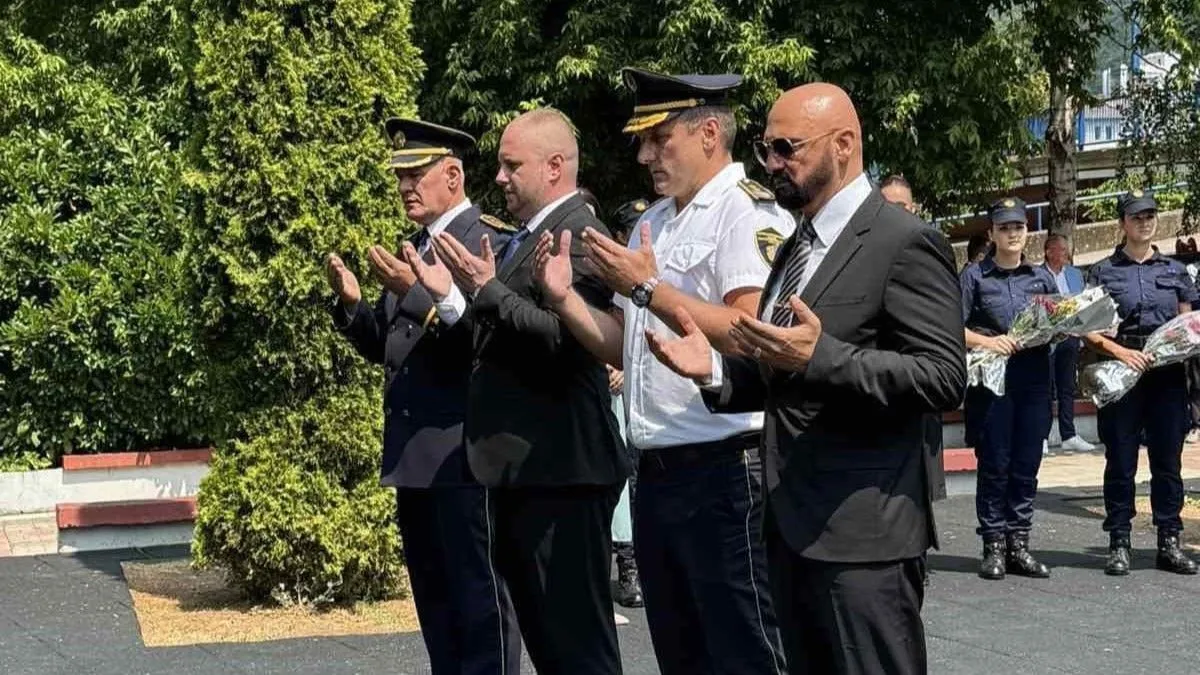 Tokom svečanosti, položeno je cvijeće na spomen-obilježje poginulim policajcima, a zaslužnim pripadnicima MUP-a uručene su zahvalnice i priznanja za doprinos sigurnosti zajednice.