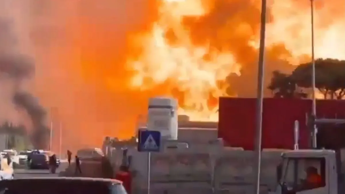 Eksplozija je izazvala štetu na nekim obližnjim zgradama, dok su plamenovi zahvatili pravosudno skladište koje se nalazi iza benzinske pumpe.