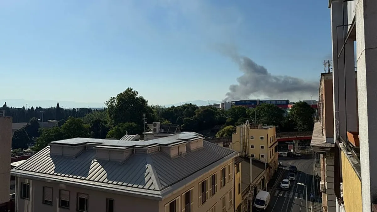 Eksplozija je izazvala štetu na nekim obližnjim zgradama, dok su plamenovi zahvatili pravosudno skladište koje se nalazi iza benzinske pumpe.