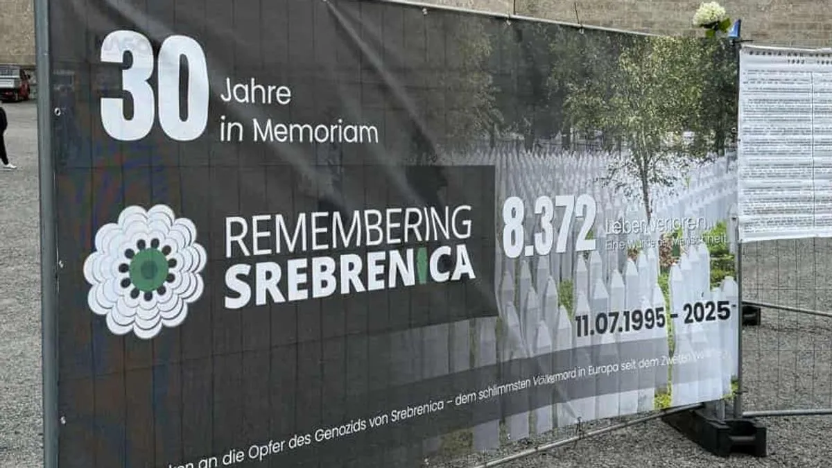 Na poziv organizatora počast žrtvama odali su i predstavnici Gradske uprave  Gradskog vijeća Salzburg.